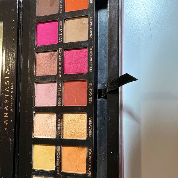 Modern Renaissance Eye shadow Palette - Picture 2 of 2